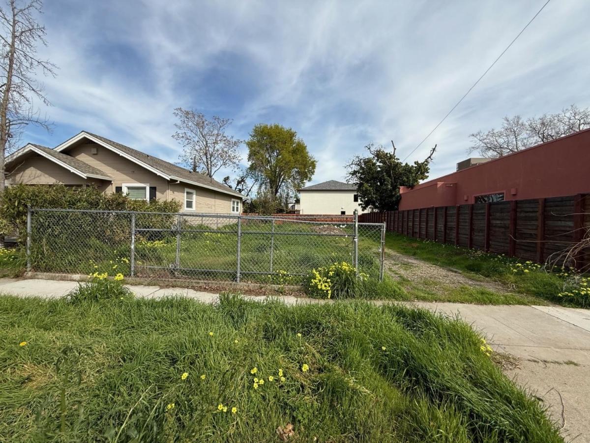 0.09 Acres for Sale in Sacramento, California